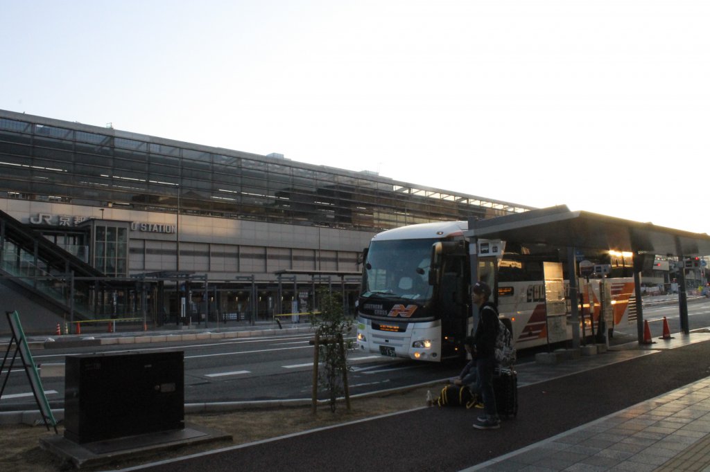 いまでも盛況の同路線には南海バスも加わり、京都駅にも停車する
