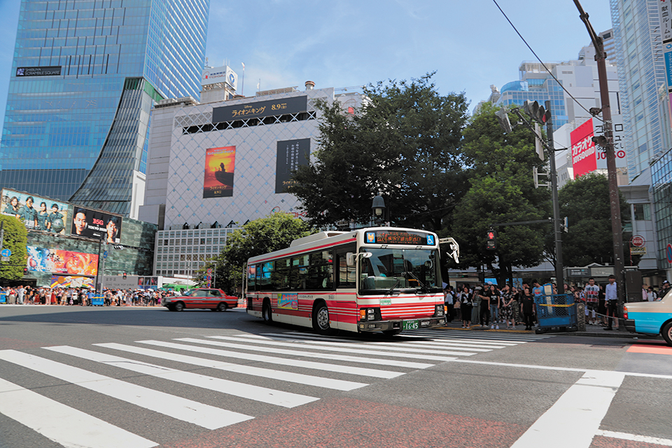 渋谷駅をあとにする「渋24」成城学園前駅行き。小田急バスが1951年に渋谷進出を果たした伝統路線で、東急バスとの共同運行である（K）