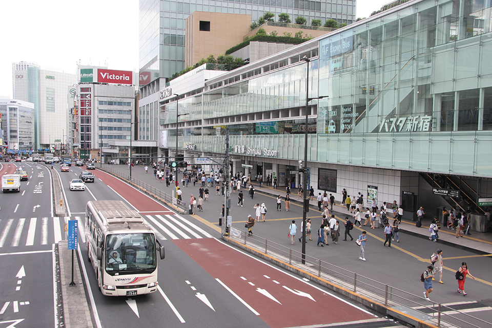 2016年には新宿駅の新たなバスターミナル「バスタ新宿」が開業。それまで西口ハルク前に発着していた小田急シティバスの昼行便・夜行便も乗り入れた