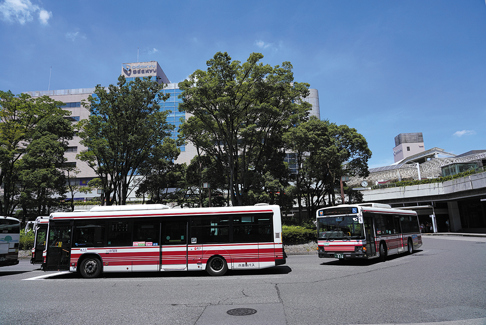 小田急小田原線と多摩線が接続している新百合ヶ丘駅。小田急バス路線も稲城市方面と横浜市青葉区方面の南北双方に延び、ロータリーには何台もの車両が待機している（H）