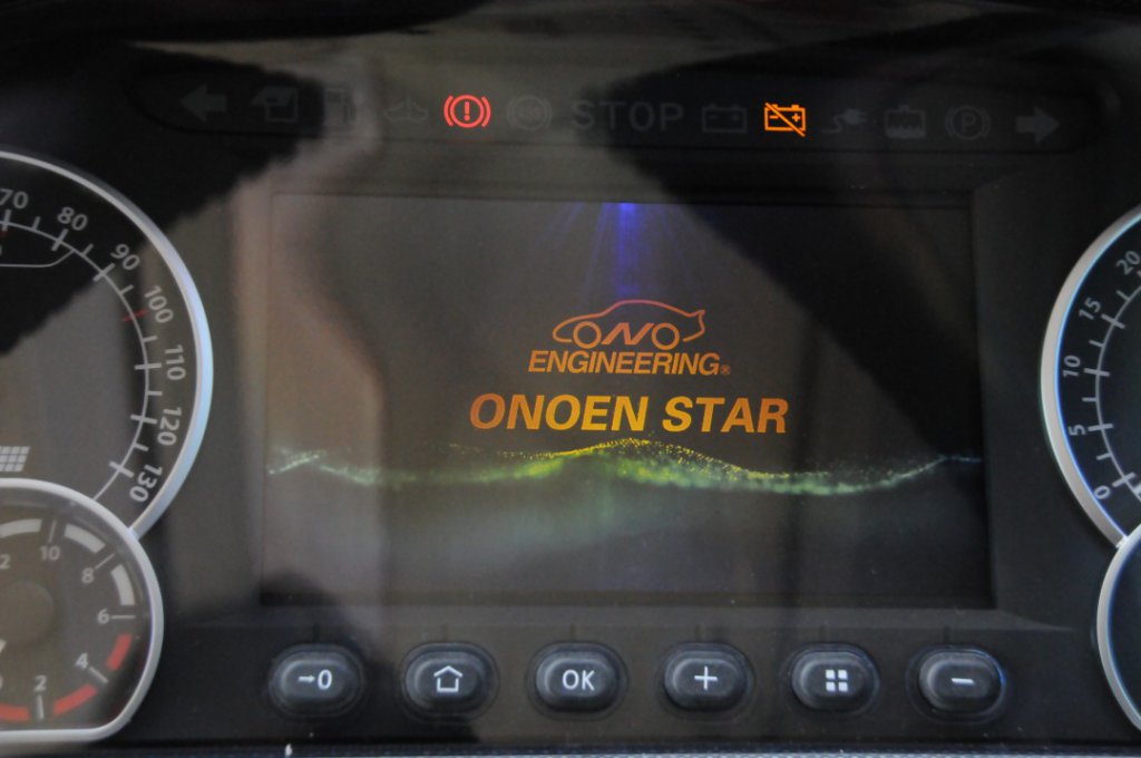 オノエンジニアリング仕様として、メーターパネル中央にあるマルチモニターには、オープニング画面として［ONOEN STAR］のロゴが映る