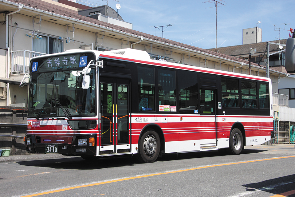 一般路線バスのカラーは1953年から採用。白は忠実・清潔、赤は情熱・誠心、赤の中に流れる3本の白線は情熱のうちにも常に理性があるべきことを意味している