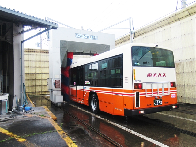 東武バス大宮営業所でバスに乗車したまま洗車体験