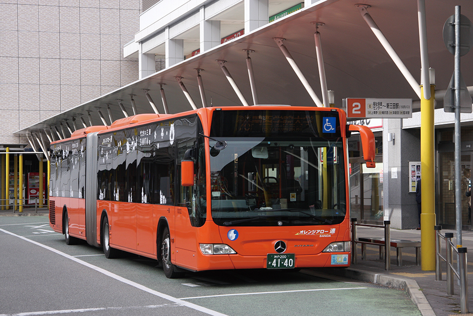 JR三田駅南口で発車を待つ連節バス。人口増加が続く三田エリアの輸送力不足を補うため、2013（平成25）年に採用された
