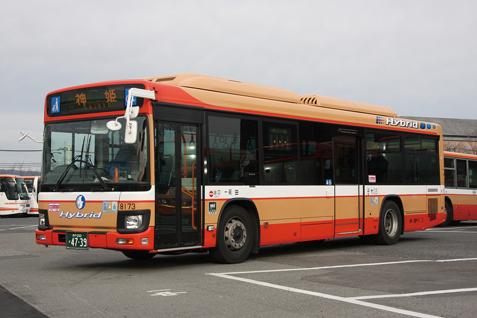 1965（昭和40）年から採用されている一般路線カラー。2016（平成28）年に姫路・姫路東・三田に配置された新型ブルーリボンハイブリッドバスもこのデザイン。またバスロケ導入とともに電子スターフの使用が開始された