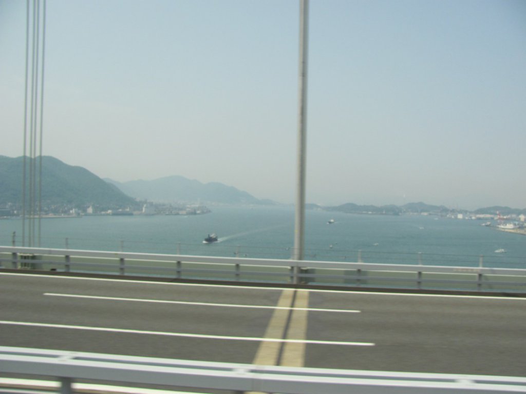 車窓から。関門大橋を渡り、いよいよ九州入り