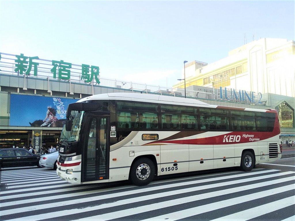 新宿を出発する京王の高速バス