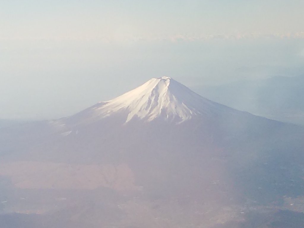 東京都奥多摩付近を西に航行中の旅客機から見た富士山。7600m上空だが気圧は富士山五合目とほぼ同じ。（記者撮影）