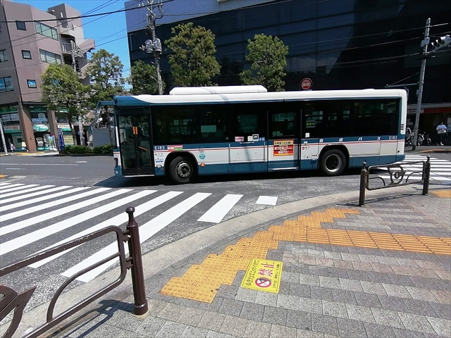 京成バス江戸川営業所の路線バス（記者撮影）