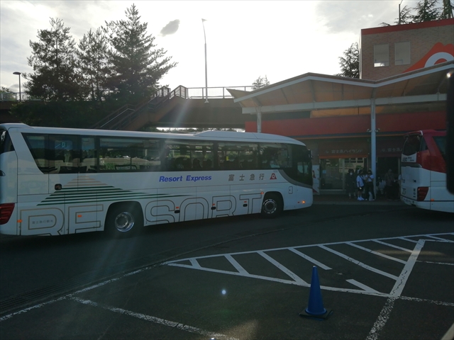 富士急ハイランドへは高速バスで各地から直結される（富士急ハイランド）