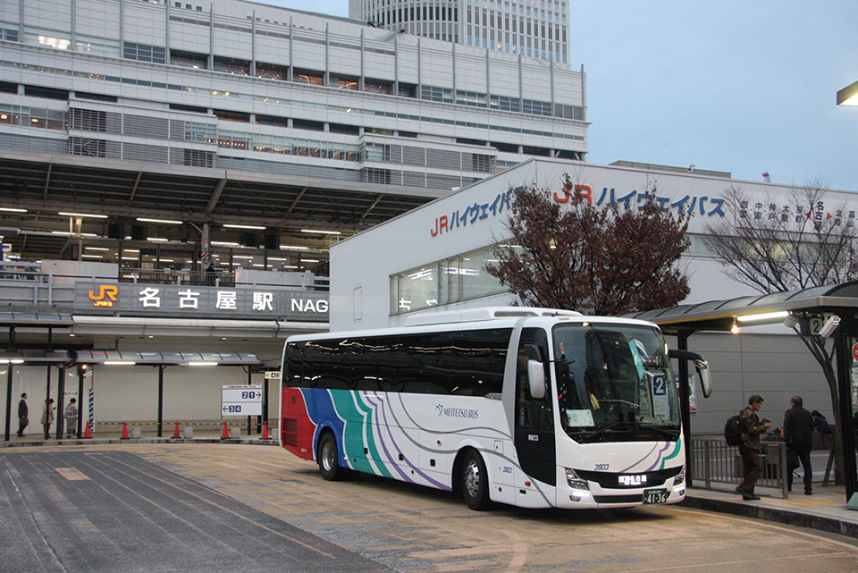 JR名古屋駅に到着した京都線の高速車。名神ハイウェイバスはJRグループとの共同運行となり、JRのバスターミナルに名鉄バスが乗り入れるようになった