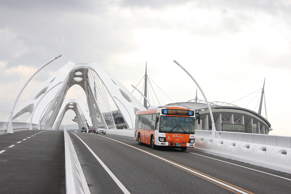 「とよたおいでんバス」は11系統を3社で受託運行している大規模なコミュニティバス。土橋・豊田東循環線が「豊田スタジアム」をあとに豊田大橋を渡る