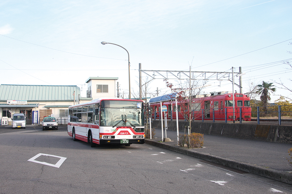 名鉄三河線の碧南（へきなん）～吉良吉田（きらよしだ）間は2004年に廃止。代替バスはかつて碧南方面の電車が使用していたホームの隣に発着している
