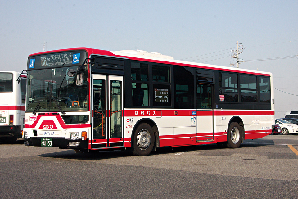 三菱ふそう 2PG-MP38FK。名鉄バスでは一貫して赤と白のボディカラーを採用。2006年から前面の塗り分けが名鉄グループ共通のデザインとなった