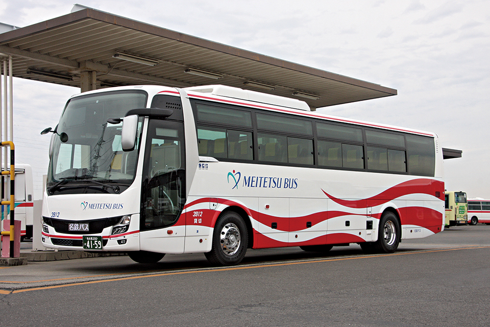 三菱ふそう 2TG-MS06GP。貸切バスには1991年、赤いラインがウェイブを描く現行デザインを採用。三菱エアロエースは2017～2019年式が2台ずつ活躍している