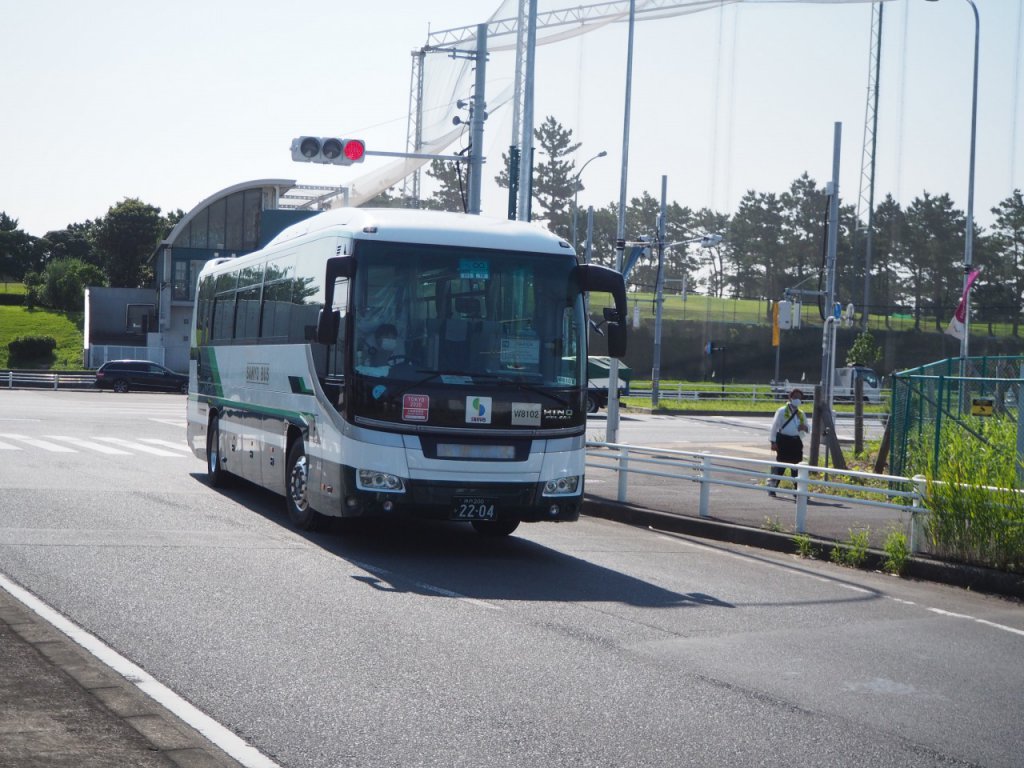 デポから左折して出発したのは、兵庫県の事業者、山陽バスのセレガだ