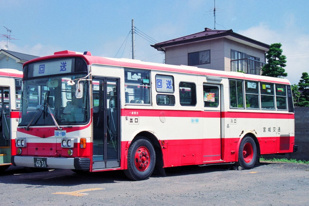 いすゞの予室式エンジンを搭載した車両で、元・東京都交通局。同形式は画像の富士重工5E型ボディ架装車のほか、川重車体を架装した車両も在籍した