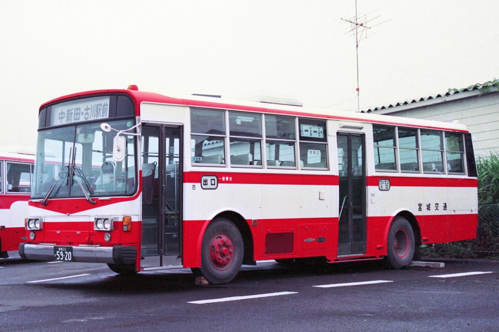 元・川鉄運輸(現・JFE物流)で使用されていた車両で、中折戸を採用する。中古車両の調達元は多岐にわたり、企業送迎バスや自家用バスの中古バスも転入した