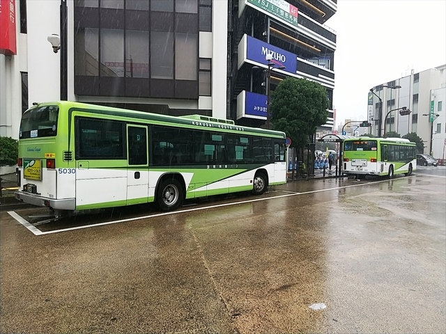 王子駅のバスターミナルには国際興業バスも多く入る