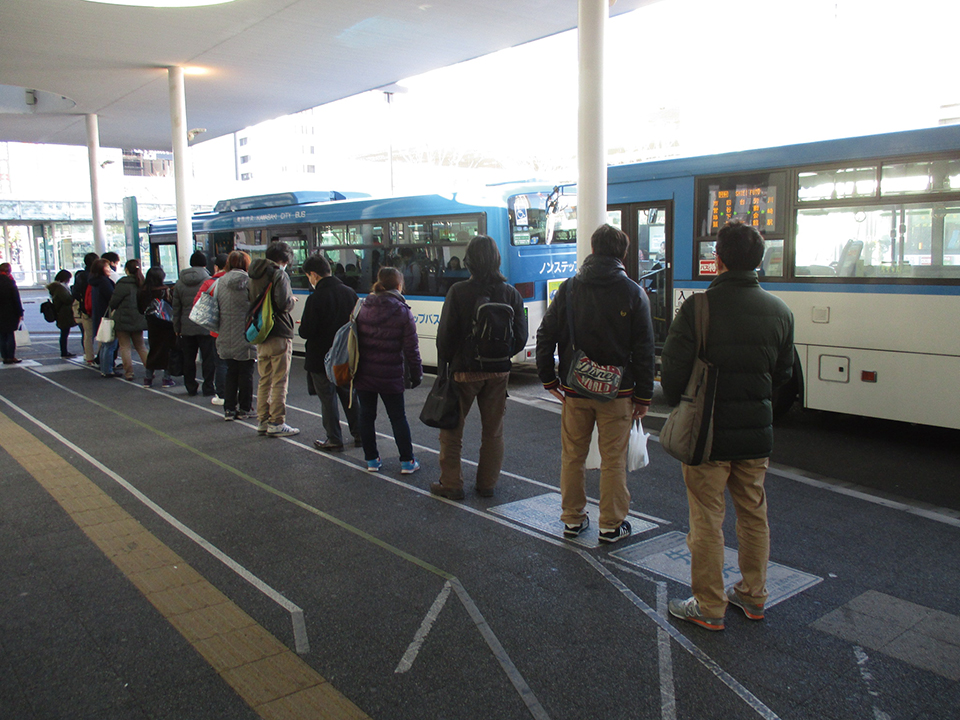 JR川崎駅東口には臨海工業地帯への路線が発着。朝のラッシュ時には3分間隔でバスが出るが、それでもすぐに列ができる