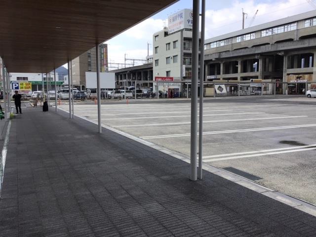 新山口駅は駅前ロータリーに代行バス乗り場が設置される