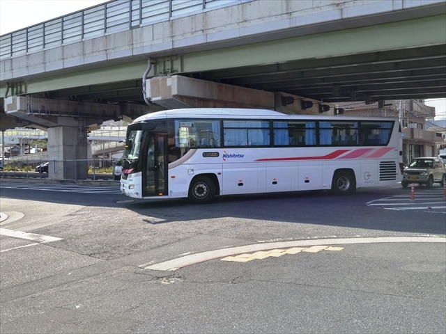 黒崎IC引野口バス停に向かう高速バス