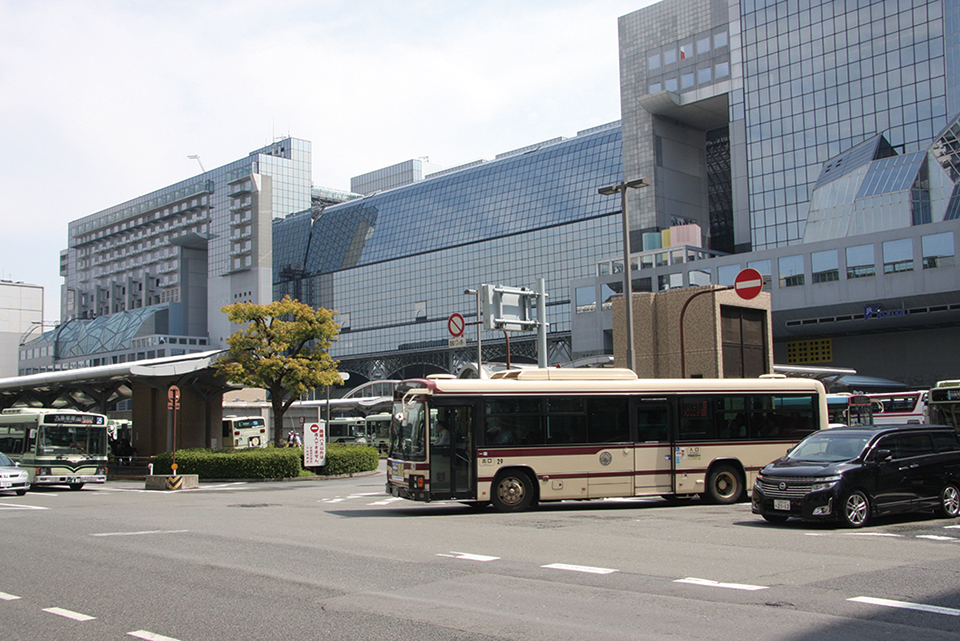 京都駅烏丸（からすま）口には計10系統が発着。日中20分間隔の大原行きと苔寺・すず虫寺行きは、いずれも多くの観光客が利用