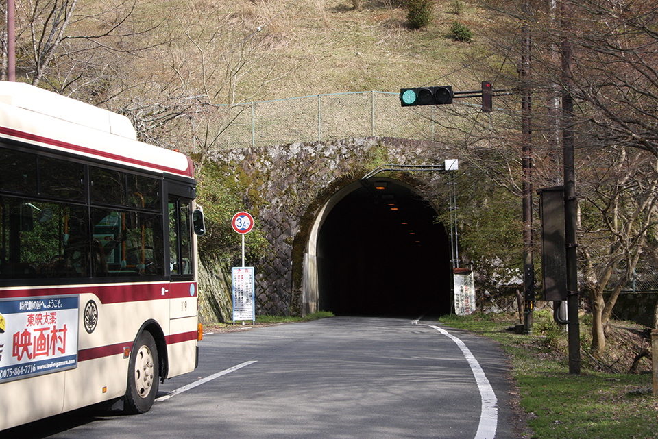 愛宕山鉄道の遺構である清滝トンネル。単線鉄道用のトンネルなので断面が狭小で、信号機による片側交互通行が行われている。近年は心霊スポットとして紹介されることも……