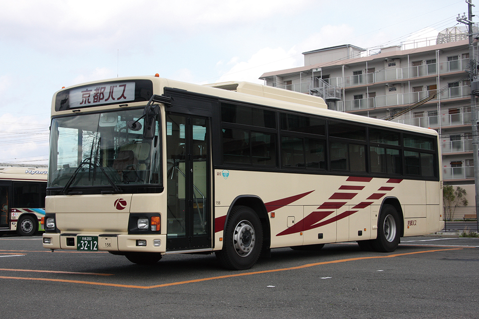 日野 QDG-KV234N3　■156／京都200か3212　嵐山営業所／貸切　2004年式のセレガR-FDに代わり、2016年に1台増備された日野ブルーリボン。自家用仕様のツーステップバスで、補助席つき60人乗りである。前面方向幕装備・黒枠T字型窓の外観は2007年式の同型車を踏襲するものの、大型車としては初めて、1996年の貸切バス事業再開時に採用された貸切車カラーを纏っている
