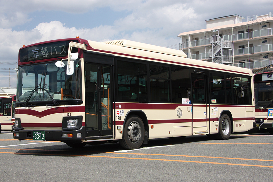 いすゞ QDG-LV290N1　■128／京都200か3312　嵐山営業所／一般路線　京都バス初の大型ノンステップバスとして、2015年に2台導入されたいすゞエルガ。2016年に追加された3台は、カラーLED表示器となった。右側面はブルーリボンハイブリッド同様、5枚の側窓すべてが逆T字型。ミッションはブルーリボンのAMTに対し、エルガはATとなっている