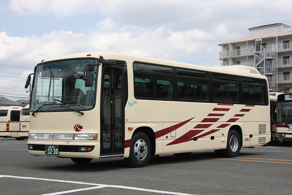 日野 SDG-RR7JJCA　■54／京都200か3230　嵐山営業所／貸切　2002年式のセレガR-FCを置き換えるべく、2016年に1台増備された日野メルファ。自家用仕様のツーステップバスで、前方5列だけに補助席を備えた42人乗りである。折戸・黒枠T字型窓の外観は2008年式の同型車と同じたが、路線車カラーから貸切車カラーに変更されている