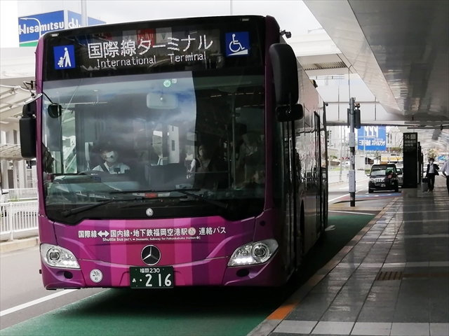 福岡空港の国内線・国際線無料連絡バス（シターロ連接車）