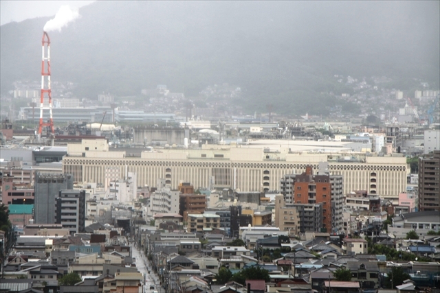 都市高速からの北九州工業地帯の眺め（黒崎付近）