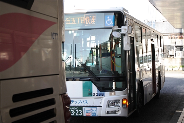砂津で北九州空港行きのエアポートバス（前に写っているいすゞガーラ）が発車するまで順番待ち