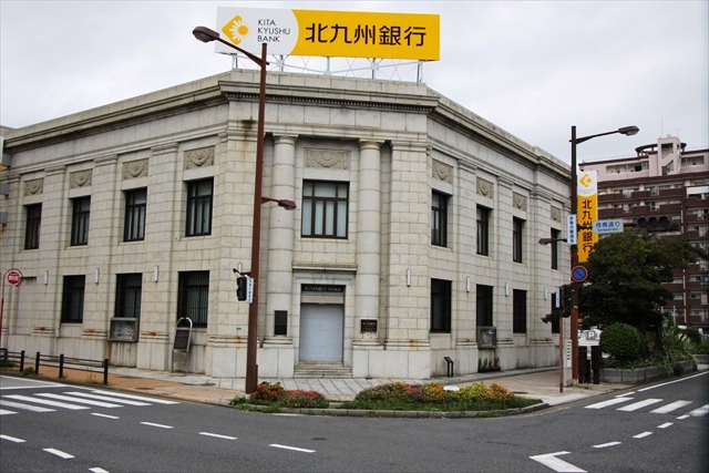 旧横浜正金銀行（東京銀行から三菱UFJ銀行）門司支店は現在北九州銀行門司支店として使用されている。貿易の中枢だった門司には外国為替銀行や商社・商船会社の支店が多くありにぎわった。旧国鉄門司鉄道管理局（後の九州総局）も門司港駅の隣に門鉄ビル（旧三井物産門司支店）として現存する。