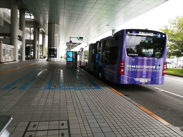 誰もない国際線ターミナルだが各地へ向かう高速バスは発着するので利用者は連絡バスでやってくる