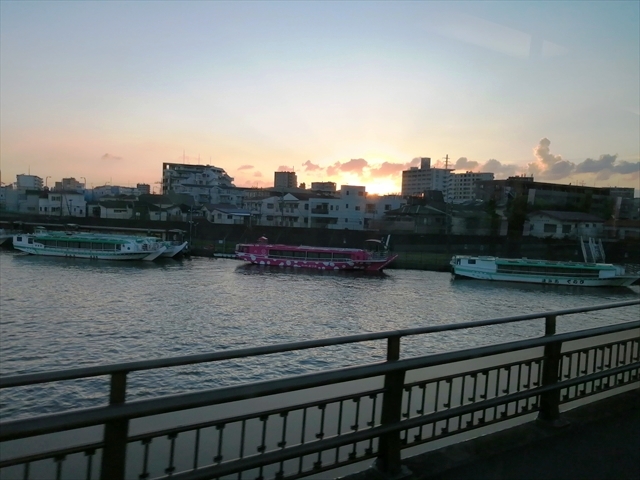 新中川の向こうに沈む夕日