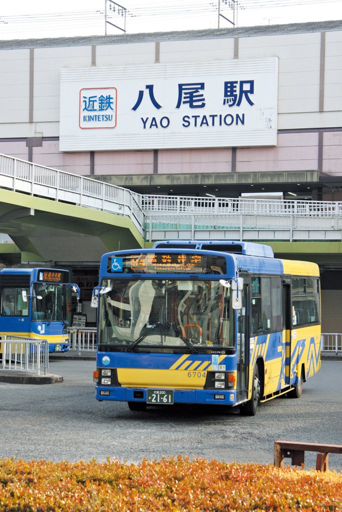 鶴橋から準急で9分の近鉄大阪線八尾駅。駅前にショッピングモールがありバス利用者も多く、4路線の近鉄バスが頻繁に発着する