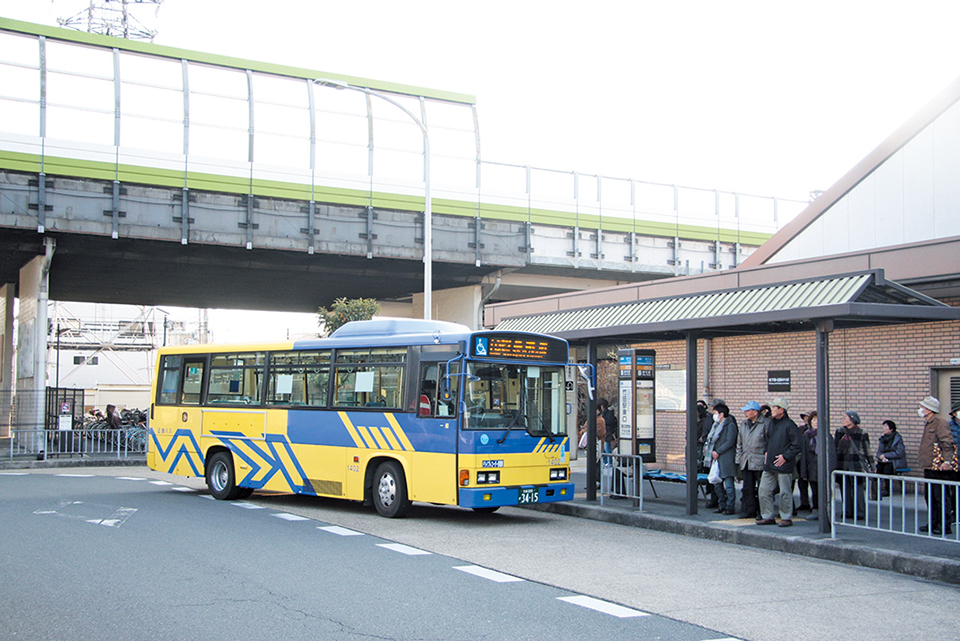 京都市南部の路線は近鉄京都線沿線で営業。市営地下鉄の終点でもある竹田駅の東口では、市営バスと共用の乗り場から向島駅行きが発車する