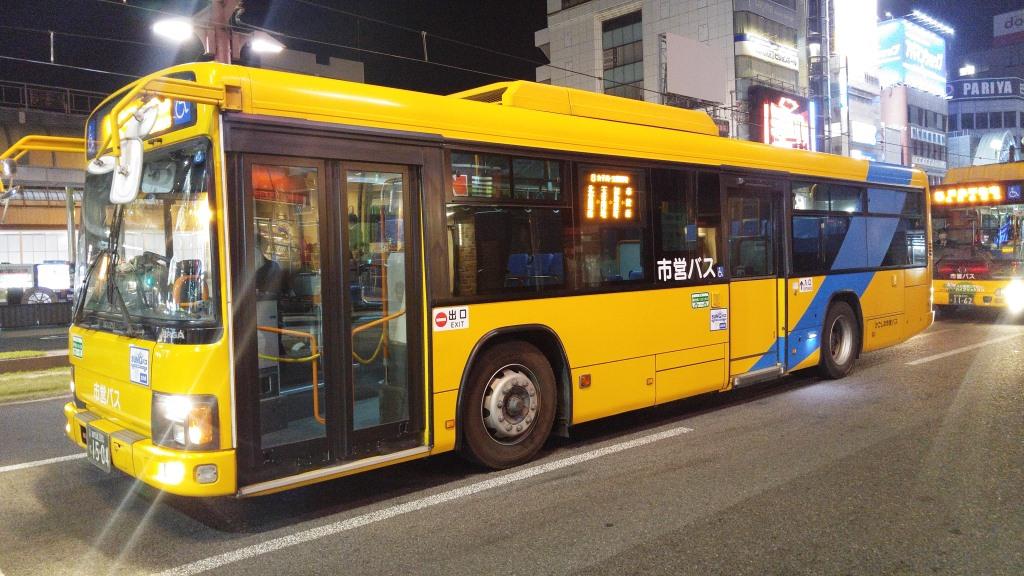 鹿児島市中心部では夜でも多くのバスが走り利便を図る