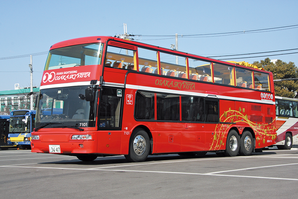 大阪市内定期観光バス“OSAKA SKY VISTA”に使用されるオープントップのダブルデッカー。夜行高速バスとして活躍していた三菱エアロキングを改造したもので、7101・7204の2台が在籍。2014年の運行開始当初は、一般路線バスカラーをアレンジしたデザインであったが、現在は真っ赤なボディにリフレッシュされている。繁忙期は2台、通常期は1台使用のダイヤである