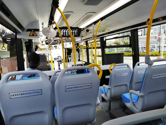 最新式のバスでは車内ディスプレイが中扉付近にもあり停留所が分かりやすい（都営バス・SORA）