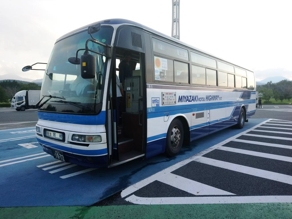 バス枠はバスのための駐車場所（宮崎交通・三菱ふそうエアロバス）