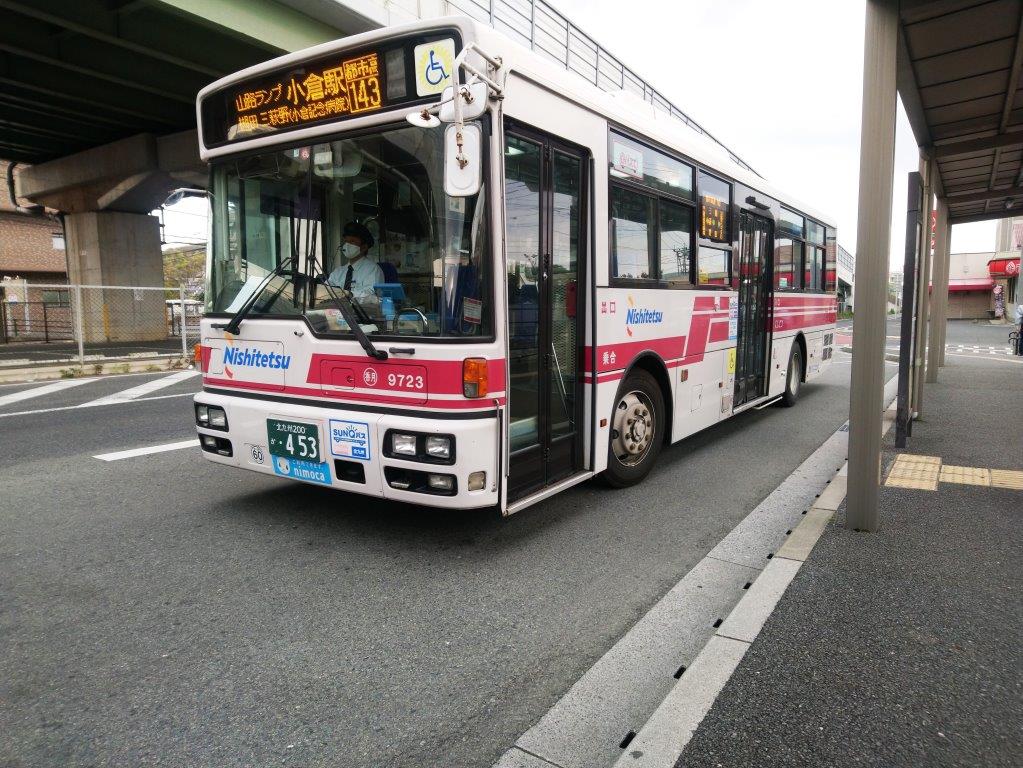 バス停の前後も空けておいた方がバスが付けやすい（西鉄バス北九州・日産ディーゼル西工スペースランナー）