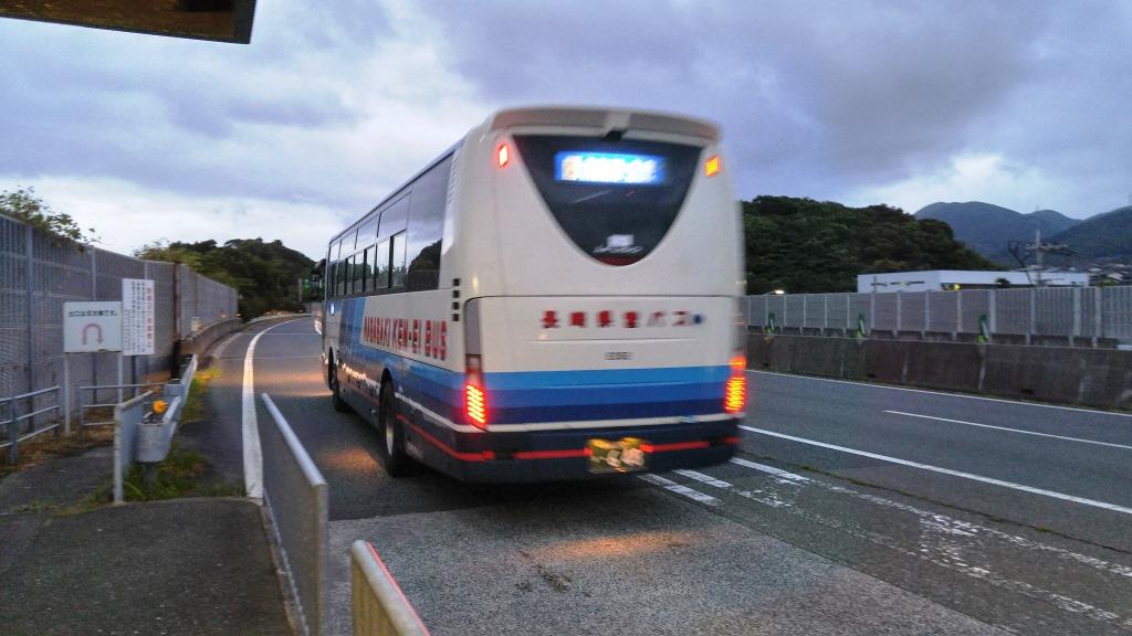 本線上のバスストップは一般車両進入禁止（長崎県営バス・三菱ふそうエアロエース）