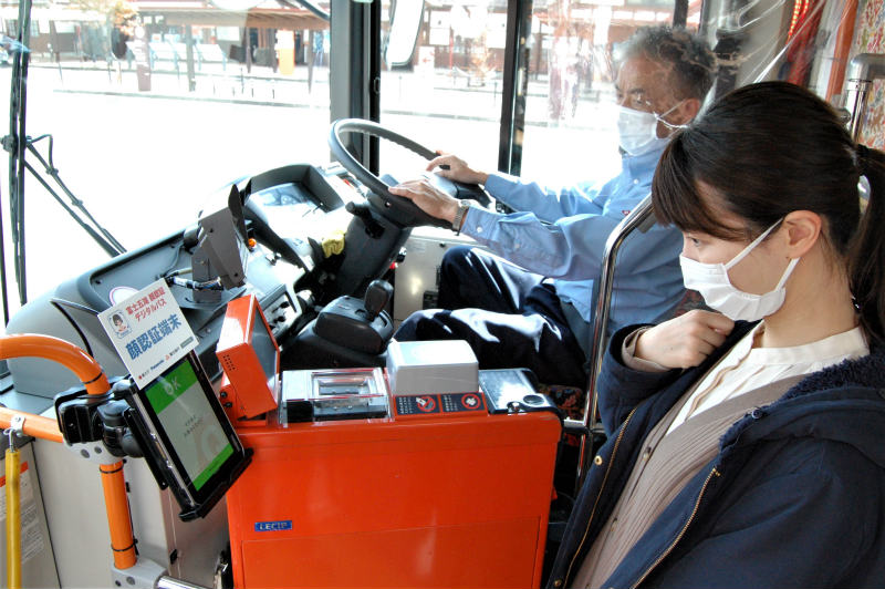 富士急行の周遊バス。パス保有者は「顔パス」で降車できる