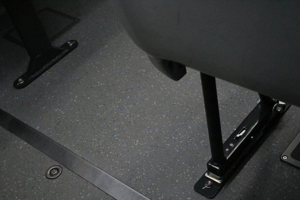 非常扉の座席は跳ね上げて使用するので脚部が異なる（右側の座席が非常口）
