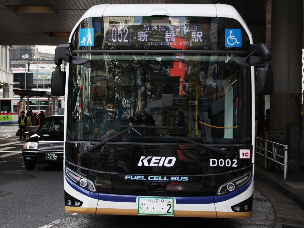 話題のデビューからひと月!!　京王バス052系統はトンネルワープで意外と早いゾ!!