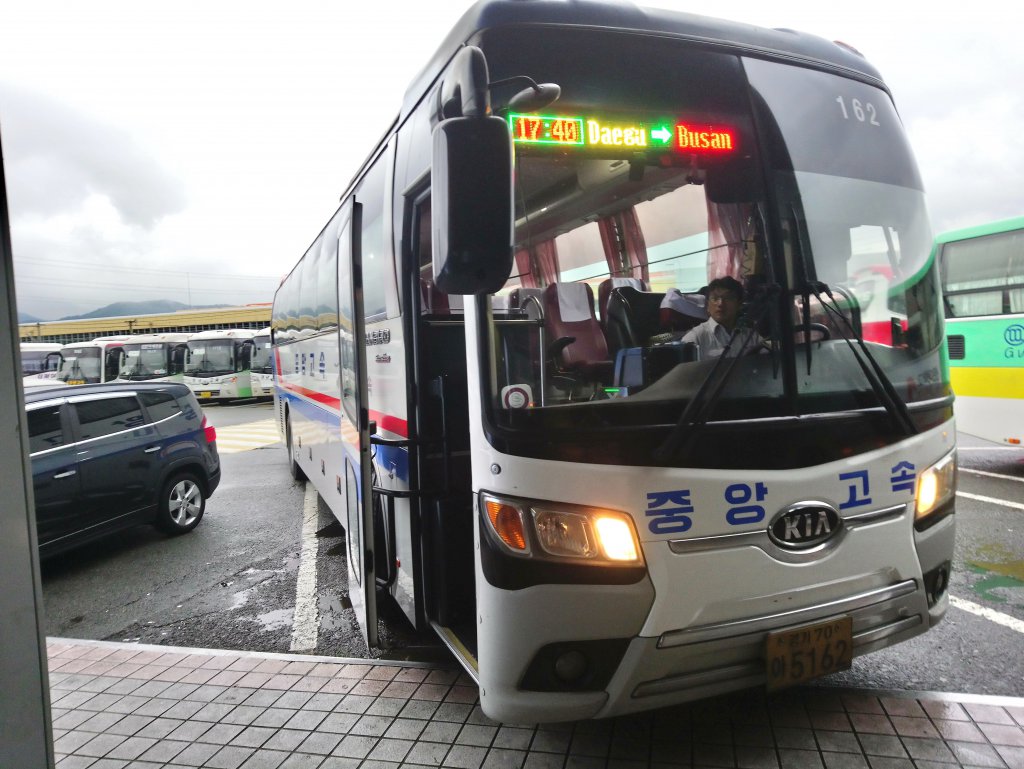 韓国の高速バスの例（釜山高速バスターミナル）