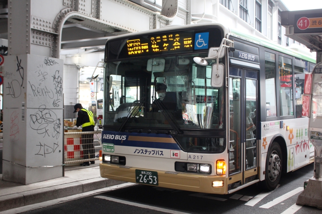 渋谷駅41番のりばに到着後折り返しを待つ京王バスの渋66系統
